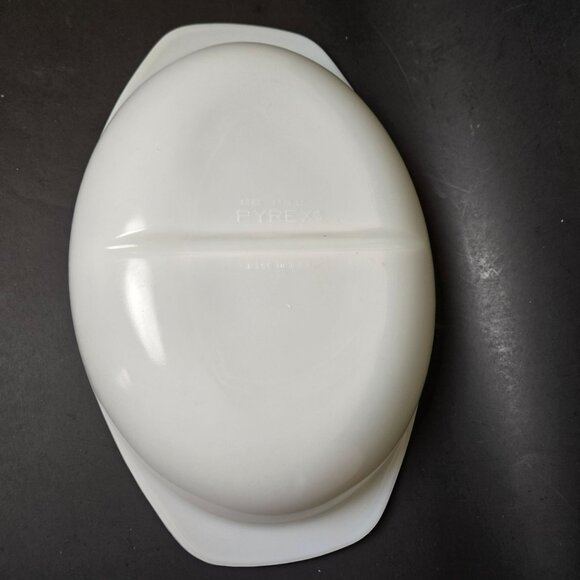 Vintage Pyrex 1083 Milk Glass Divided Serving Casserole Dish 1.5 Qt Made in USA - Picture 4 of 11